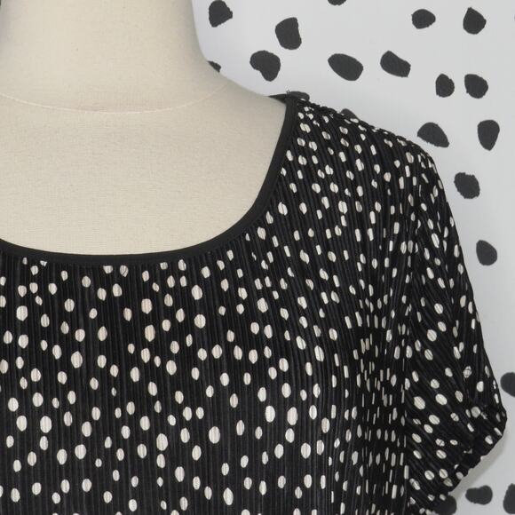 Chico’s Travelers Black Polka Dot Print Pleated Plisse Short Sleeve Top - Picture 3 of 10